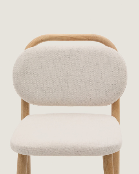 Полубарный стул Helda из бежевого шенилла и массива дуба